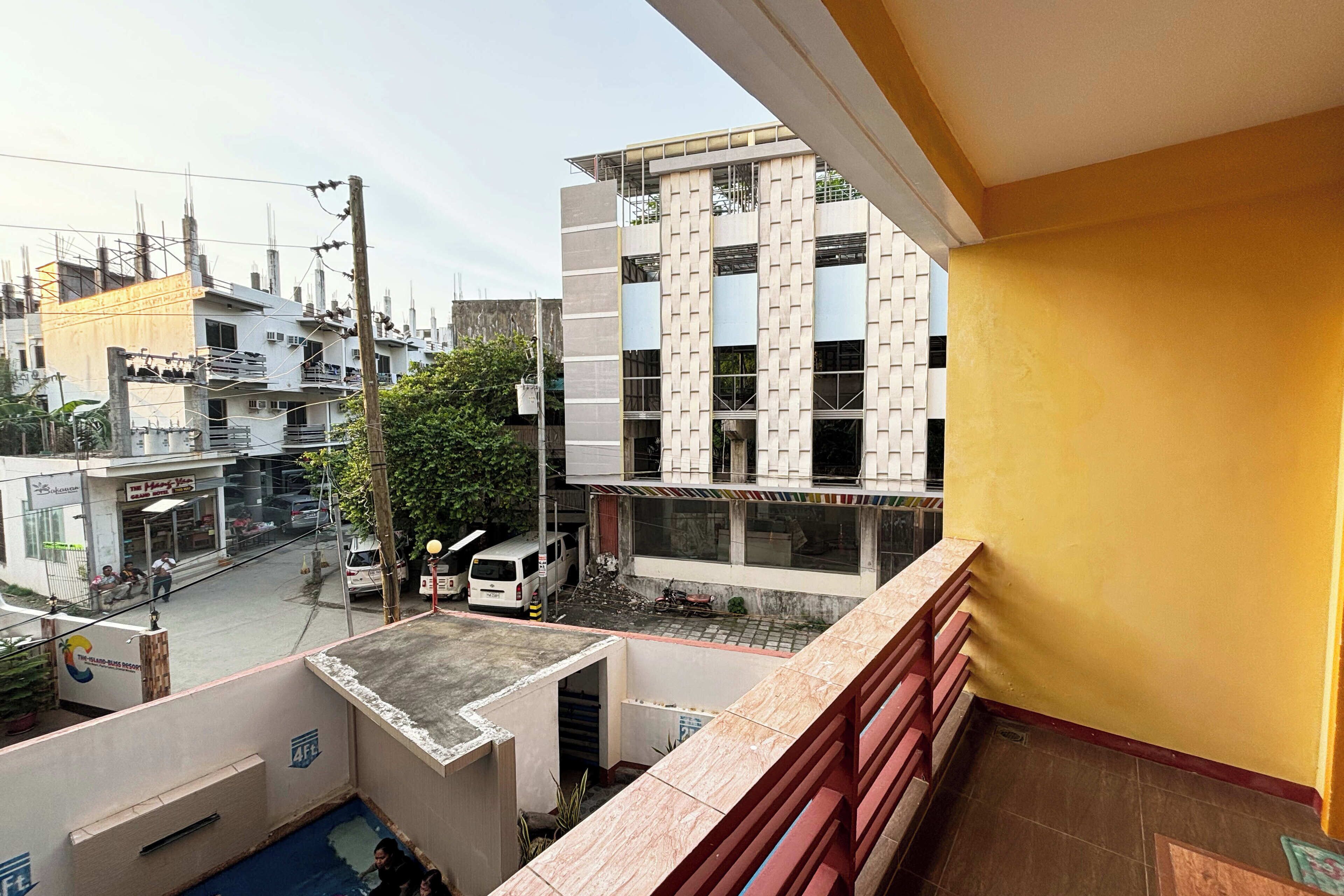 Chambre Double Deluxe | Bureau, lits pliants/supplémentaires, draps fournis