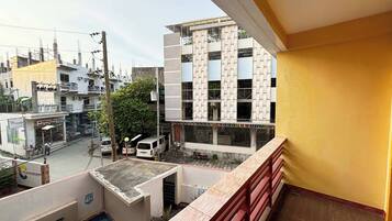 Deluxe dubbelrum | Skrivbord, extrasängar och sängkläder