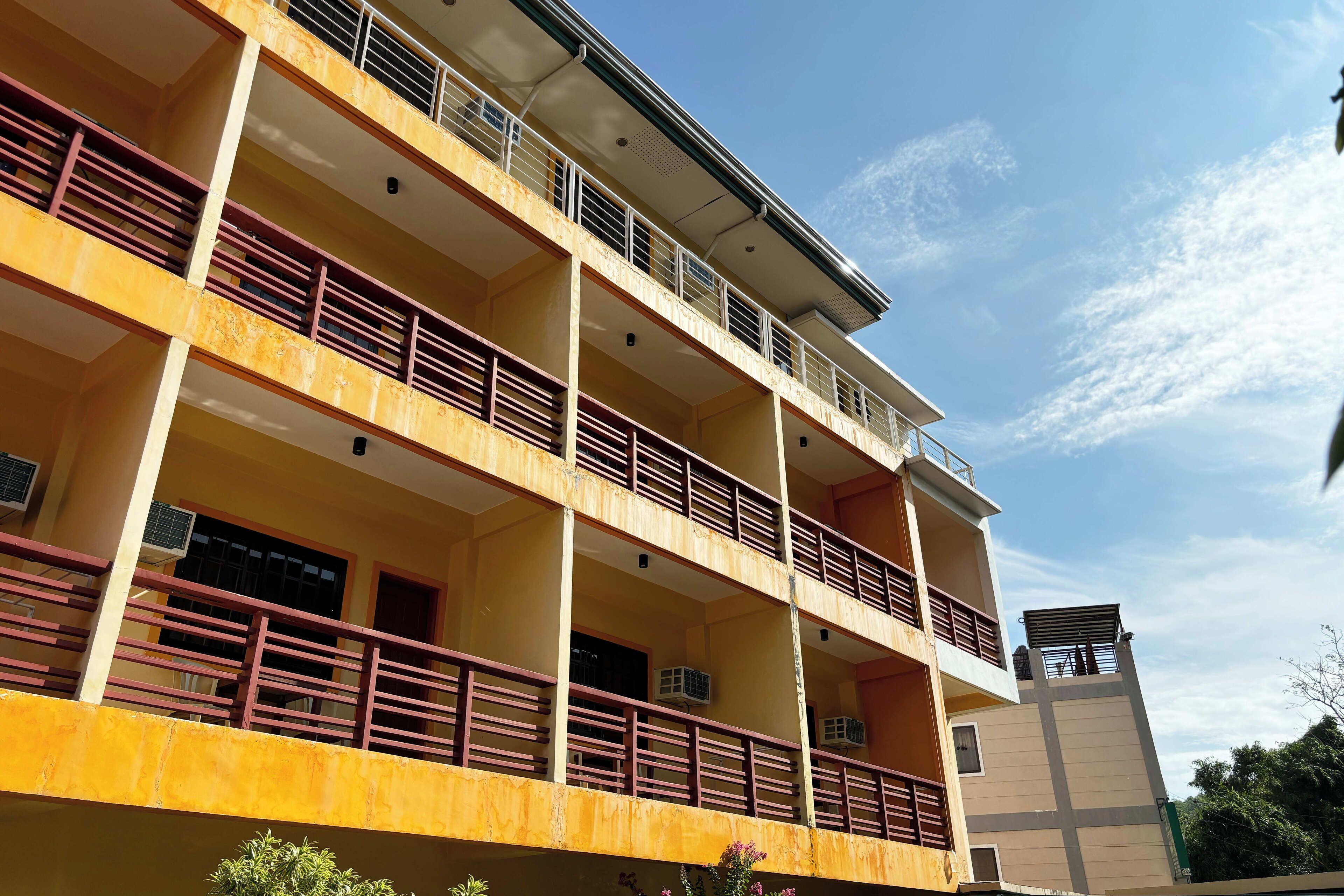 Un immeuble à plusieurs étages doté de balcons et de garde-corps.