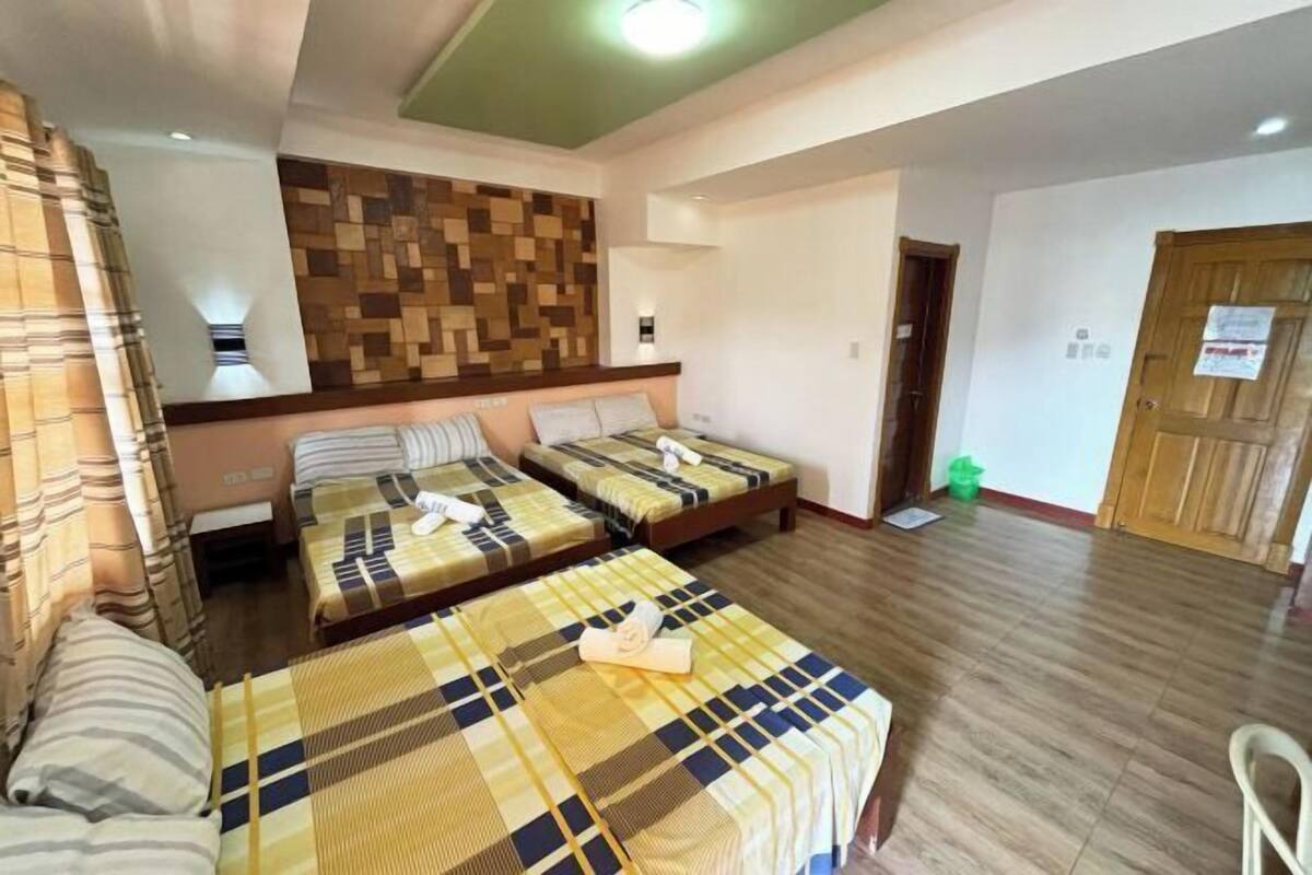 1 bedroom, desk, rollaway beds, bed sheets