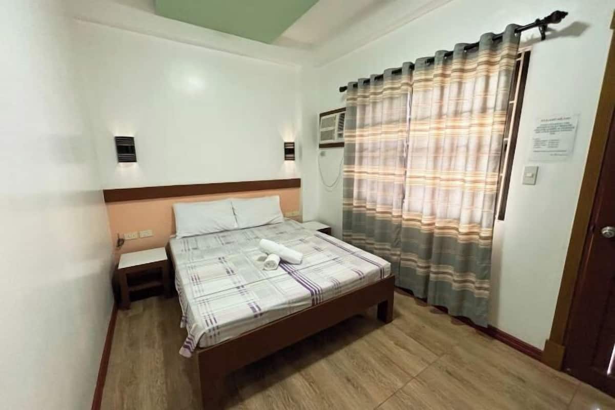 1 bedroom, desk, rollaway beds, bed sheets