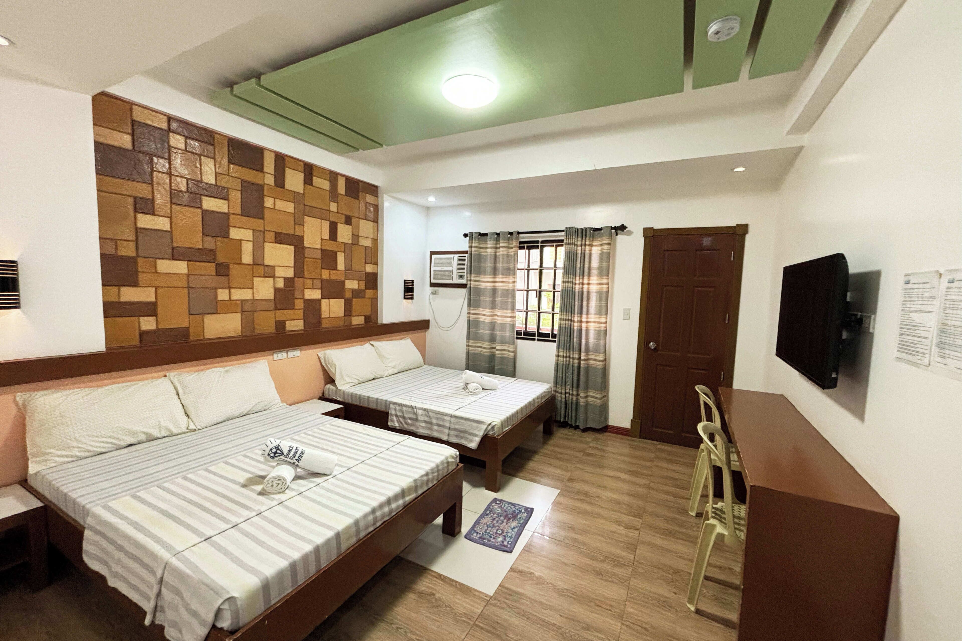 Chambre Quadruple Deluxe | Bureau, lits pliants/supplémentaires, draps fournis