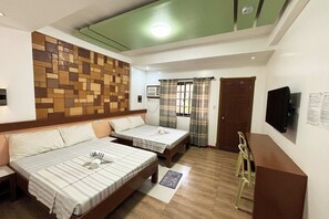 豪華四人房 | 書桌、折疊床/加床、床單