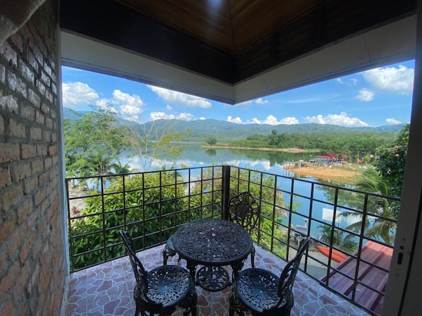 Executive Suite | 1 bedroom, laptop workspace, bed sheets
