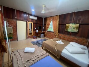 Superior Suite - Collection O 91015 Sungai Batang Lake Chalet (Kampung Sungai Batang)