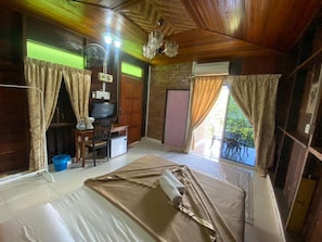 Executive Suite | 1 bedroom, laptop workspace, bed sheets