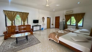 Une chambre d’hôtel avec un lit, un canapé, une télévision et une salle de bain.