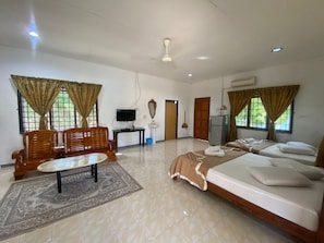 Familiesuite | Skrivebord for bærbar PC og sengetøy