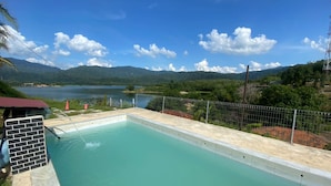 Une piscine avec vue sur un lac et des montagnes.