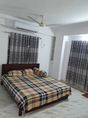 Honeymoon Double Room | Individually decorated, individually furnished, laptop workspace - Roop Kothar Rajjo (Keraniganj)