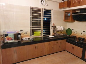 Grand réfrigérateur, micro-ondes, plaque de cuisson, chaise haute