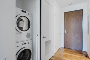 Interior - Fab Navy Yard Jr 1BR w/ Gym & W/D, near Entertainment, by Blueground (Washington, D.C.)