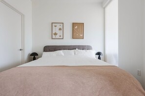 1 bedroom, iron/ironing board, WiFi, bed sheets - Fab Navy Yard Jr 1BR w/ Gym & W/D, near Entertainment, by Blueground (Washington, D.C.)