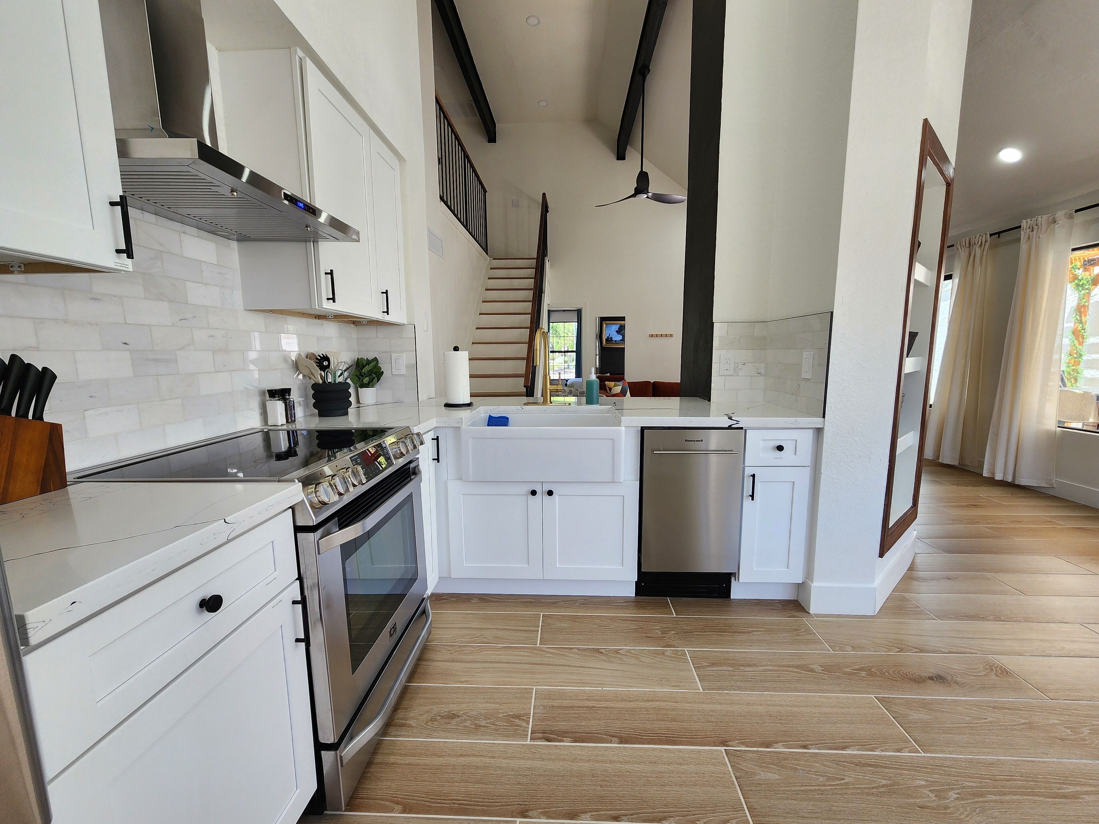 Jääkaappi, mikroaaltouuni, uuni, liesi