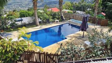 Utomhuspool och uppvÀrmd pool