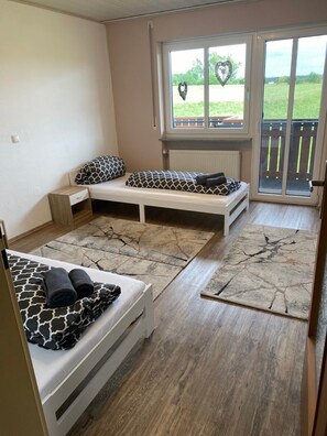 3 bedrooms, free WiFi, bed sheets - Apartment 'Wohner' with Private Garden, Balcony and Wi-Fi (Petersaurach)