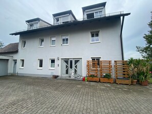 Exterior - Apartment 'Wohner' with Private Garden, Balcony and Wi-Fi (Petersaurach)
