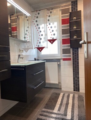 Shower, towels - Apartment 'Wohner' with Private Garden, Balcony and Wi-Fi (Petersaurach)