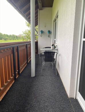 Outdoor dining - Apartment 'Wohner' with Private Garden, Balcony and Wi-Fi (Petersaurach)