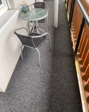 Outdoor dining - Apartment 'Wohner' with Private Garden, Balcony and Wi-Fi (Petersaurach)