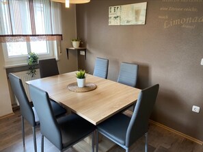 Dining - Apartment 'Wohner' with Private Garden, Balcony and Wi-Fi (Petersaurach)