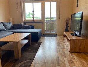 TV - Apartment 'Wohner' with Private Garden, Balcony and Wi-Fi (Petersaurach)