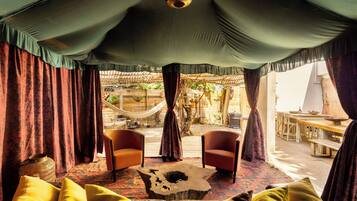 Exclusive-telttamajoitus, patio, näköala puutarhaan | Oleskelualue