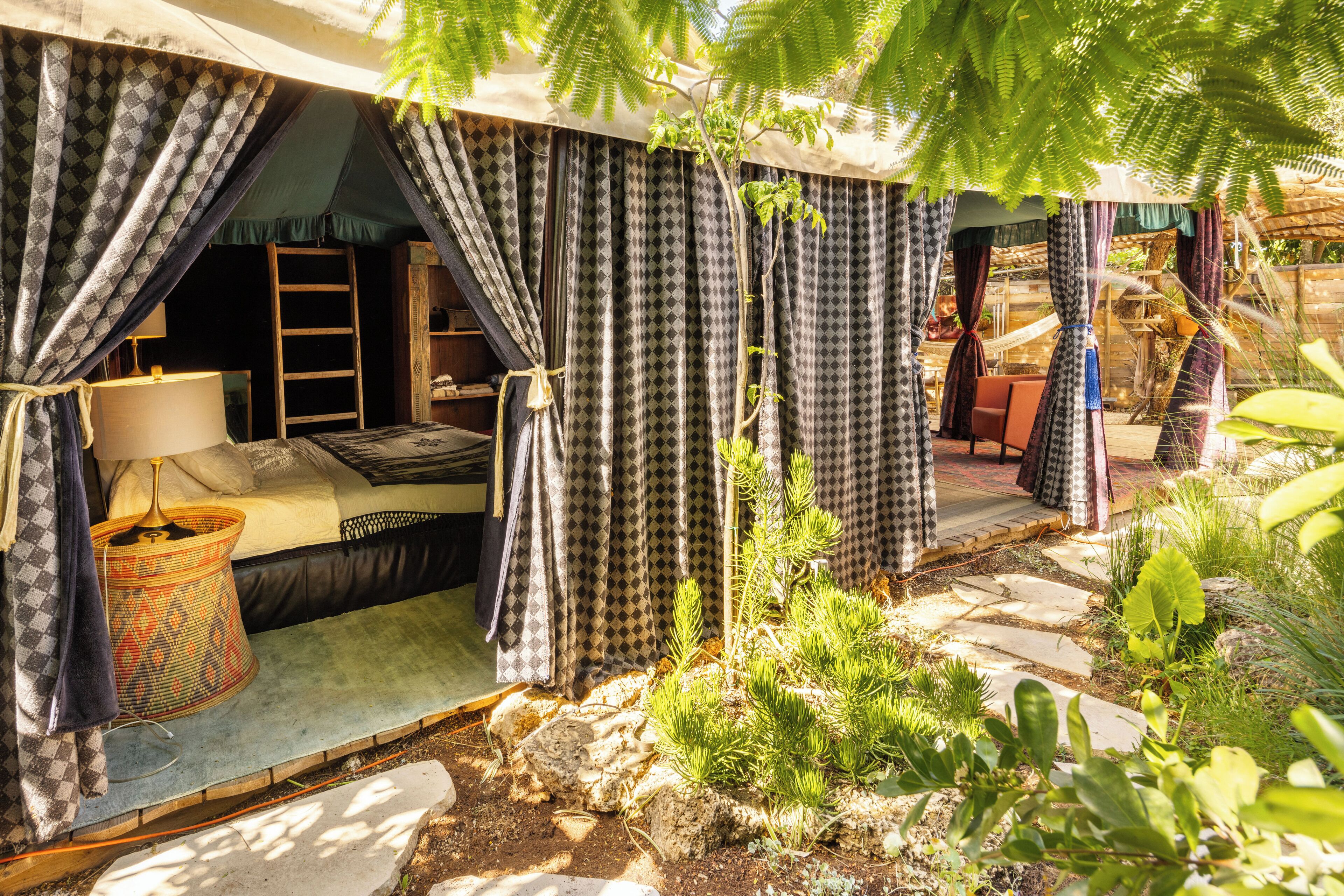 Exclusive-telttamajoitus, patio, näköala puutarhaan | Pimennysverhot, silitysrauta/-lauta, ilmainen Wi-Fi, vuodevaatteet