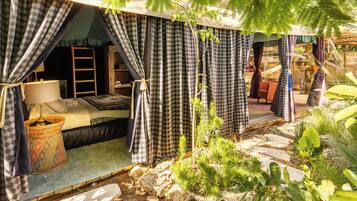 Exclusive-telttamajoitus, patio, näköala puutarhaan | Pimennysverhot, silitysrauta/-lauta, ilmainen Wi-Fi, vuodevaatteet