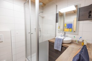 Shower, hair dryer, towels - Apartment 'Fewo Rotwand' with Shared Terrace, Shared Garden and Wi-Fi (Willingen (Upland))