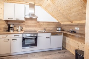 Kylskåp, mikrovågsugn, ugn och spishäll