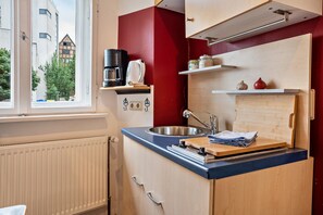 Fridge, stovetop, coffee/tea maker, electric kettle