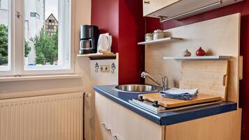 Fridge, stovetop, coffee/tea maker, electric kettle