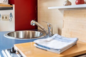 Refrigerador, parrilla de estufa, cafetera y tetera y tetera eléctrica 