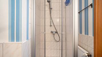 Ducha, artículos de tocador gratuitos, secador de pelo, toallas