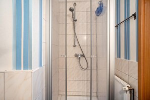 Shower, free toiletries, hair dryer, towels - Studio Apartment 'Ferienwohnung Stralsund' with Wi-Fi (Stralsund)