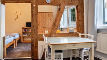 Skrivebord, wi-fi (inkludert) og sengetøy