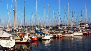 A marina with multiple boats docked. - Studio Apartment 'Ferienwohnung Stralsund' with Wi-Fi (Stralsund)