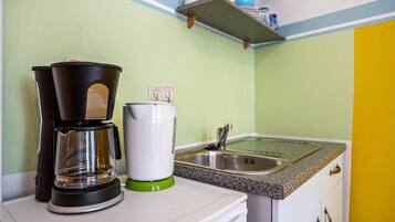 Frigorífic, placa de cuina, cafetera i tetera i bullidora elèctrica