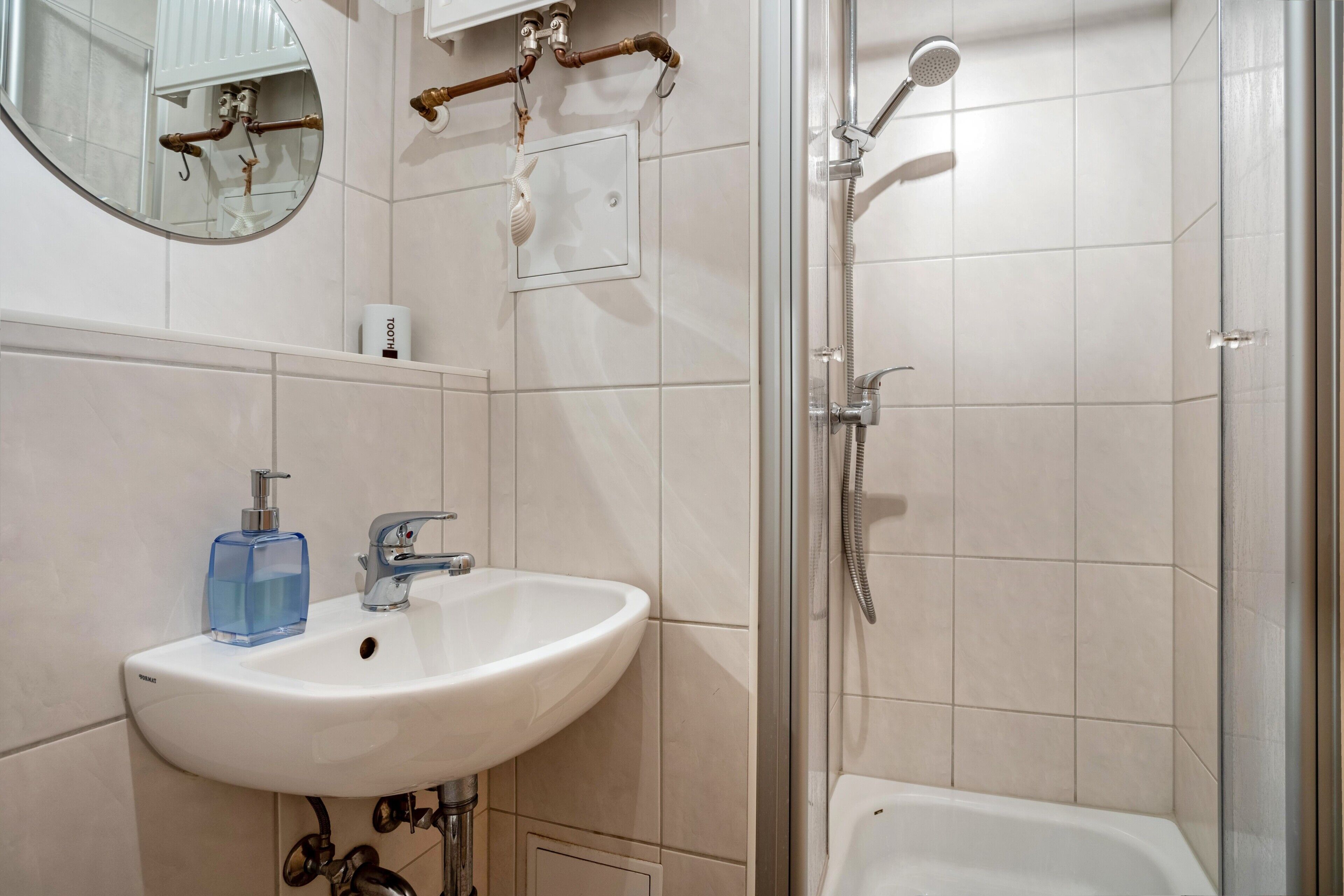 Shower, free toiletries, hair dryer, towels