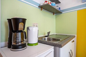 Kühlschrank, Herdplatte, Wasserkocher mit Kaffee-/Teezubehör