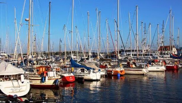 A marina with multiple boats docked. - Studio Apartment 'Ferienwohnung Rügen' with Wi-Fi (Stralsund)