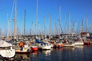 A marina with multiple boats docked. - Studio Apartment 'Ferienwohnung Rügen' with Wi-Fi (Stralsund)
