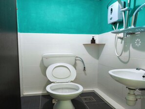 Shower, rainfall showerhead, towels - Hotel O Cenang Motel (Langkawi)