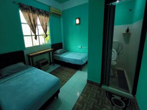 Kamar Twin Standar | Ruang kerja ramah laptop dan seprai linen