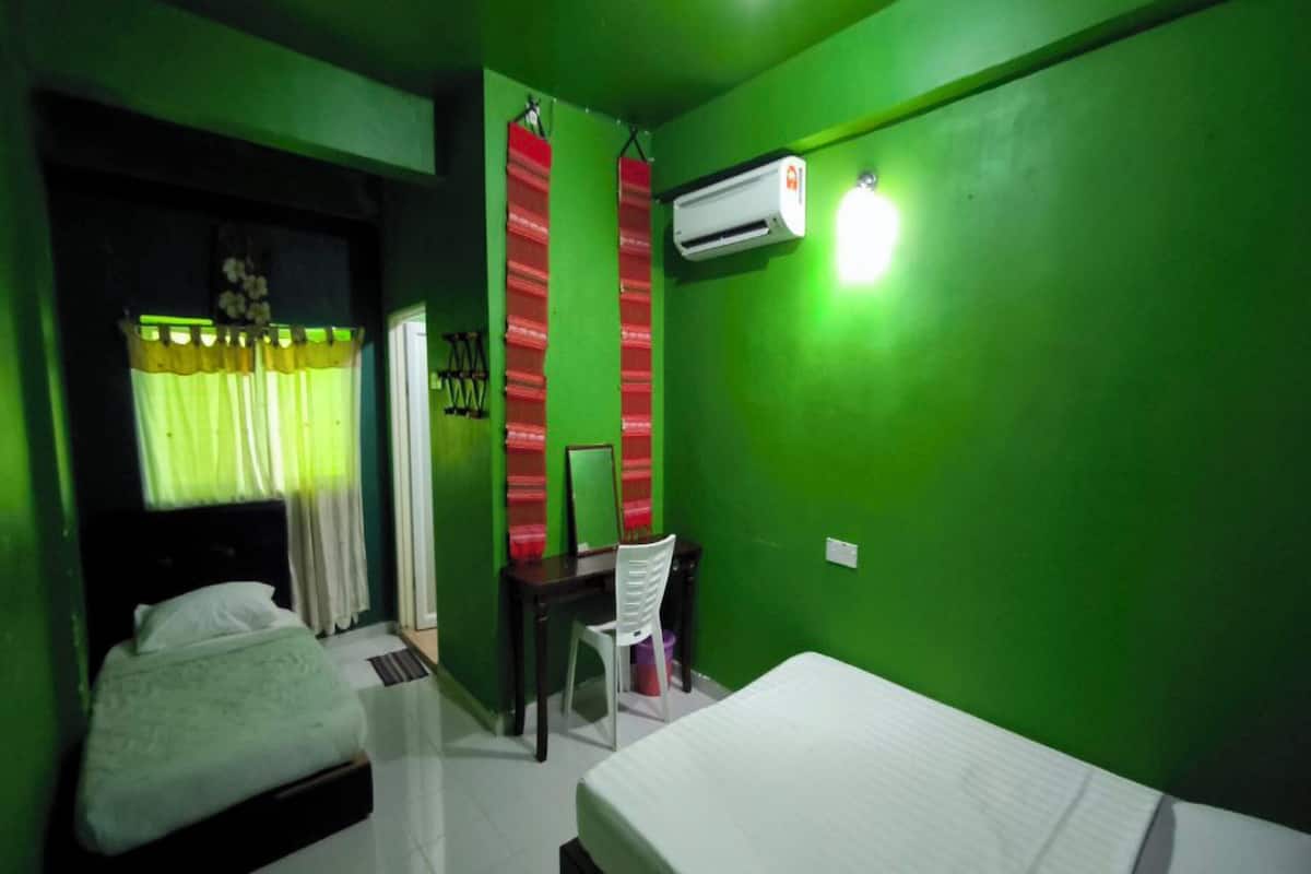Standard Triple Room | Ruang kerja komputer riba, cadar katil