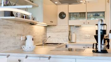 Een koelkast, een magnetron, een oven, een kookplaat