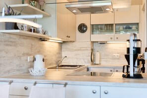 Refrigerador, microondas, horno, placa de cocina