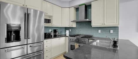 Frigorífic, microones, forn i placa de cuina