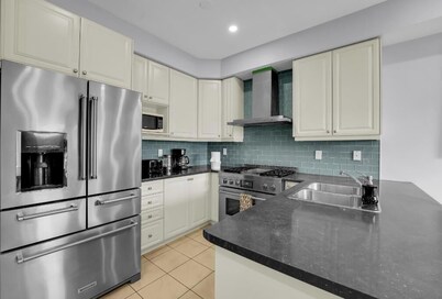 CozyVibe Stays: Spacious Family Friendly 3BR Townhome